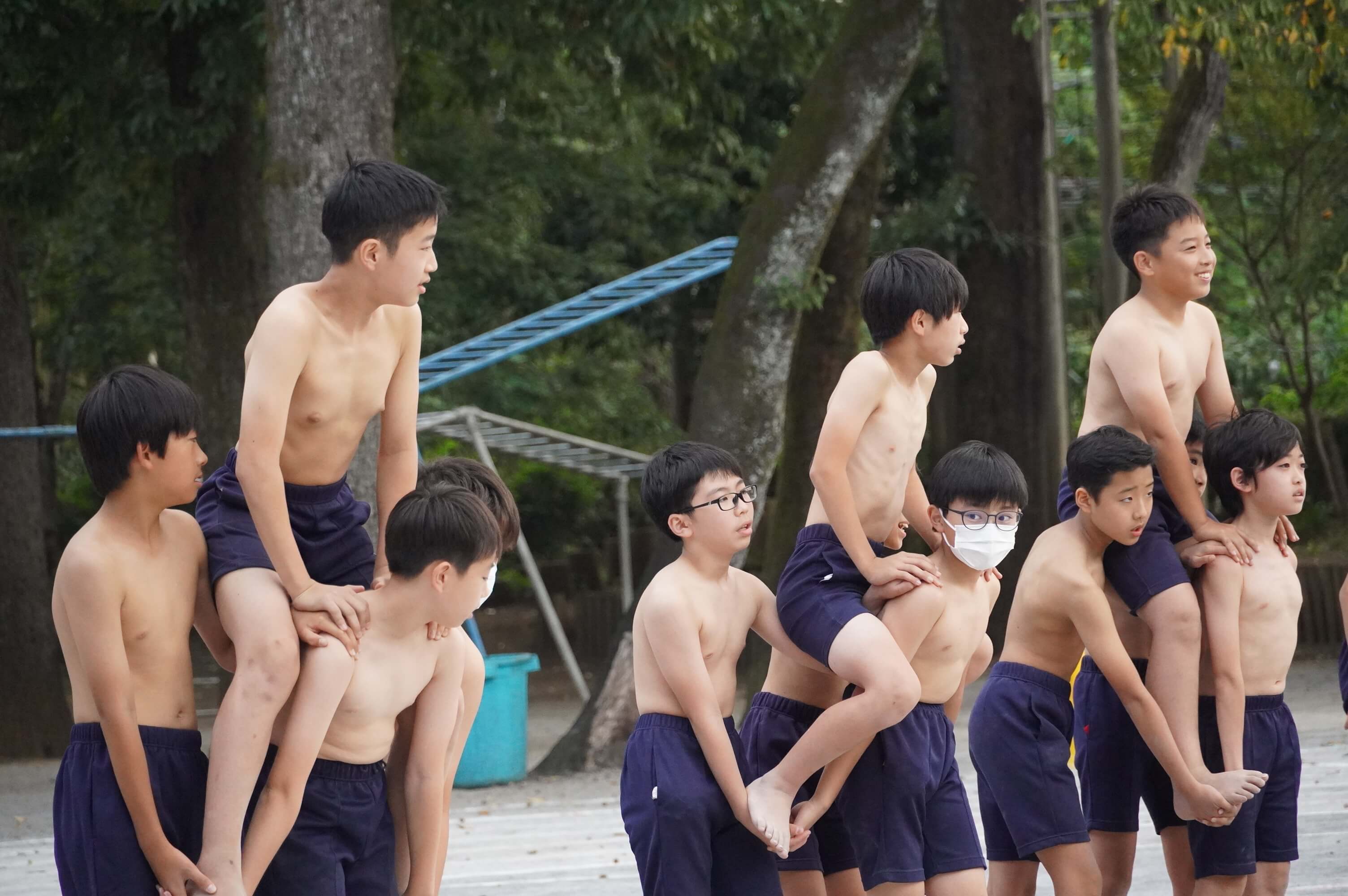 小学生　男児　裸 